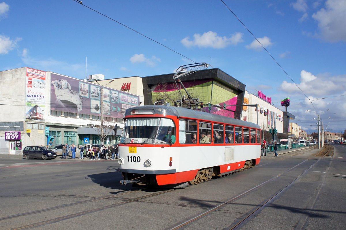 Rumänien / Straßenbahn (Tram) Arad: Tatra T4D - Wagen 1100 (ehemals Halle/Saale) der Compania de Transport Public SA Arad (CTP Arad SA), aufgenommen im März 2017 im Stadtgebiet von Arad.