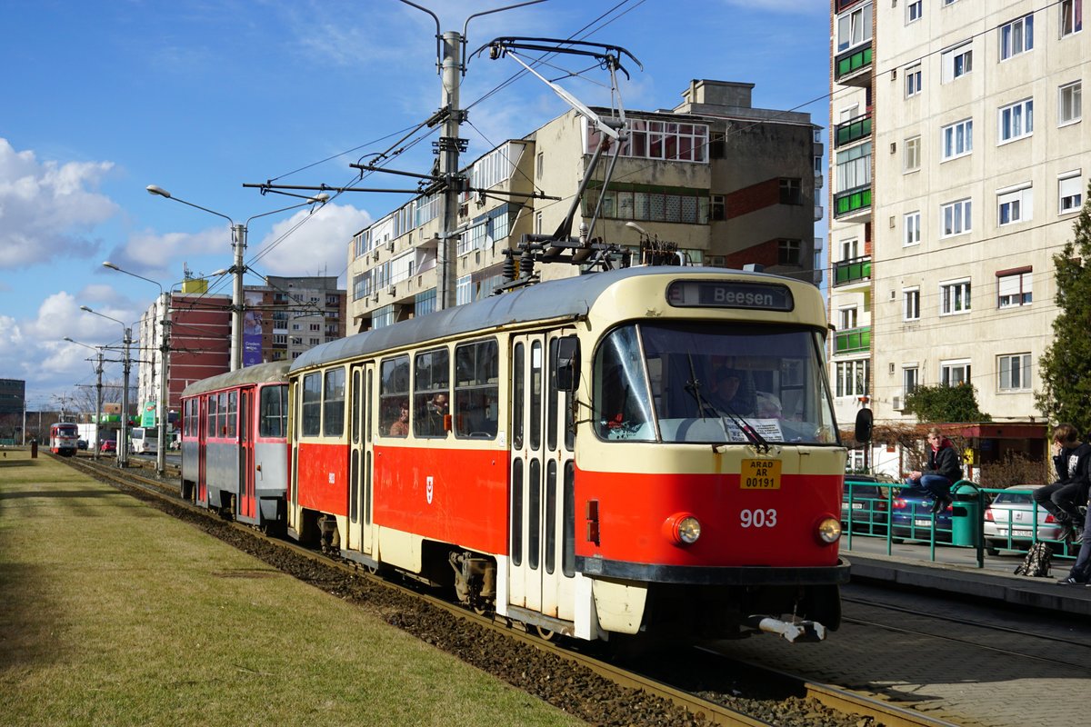 Rumänien / Straßenbahn (Tram) Arad: Tatra T4D - Wagen 903 (ehemals Halle/Saale) sowie Tatra B4D - Wagen 213 (ehemals Halle/Saale) der Compania de Transport Public SA Arad (CTP Arad SA), aufgenommen im März 2017 im Stadtgebiet von Arad.