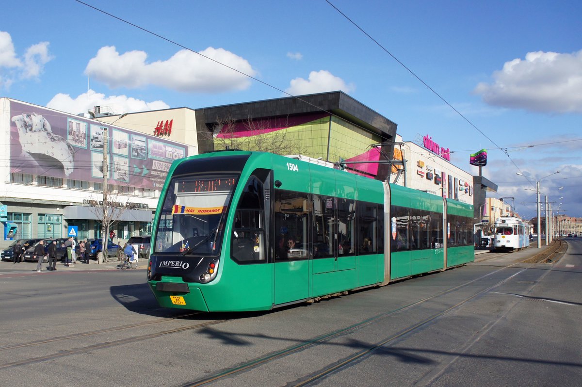 Rumänien / Straßenbahn (Tram) Arad: Astra Imperio - Wagen 1504 der Compania de Transport Public SA Arad (CTP Arad SA), aufgenommen im März 2017 im Stadtgebiet von Arad.