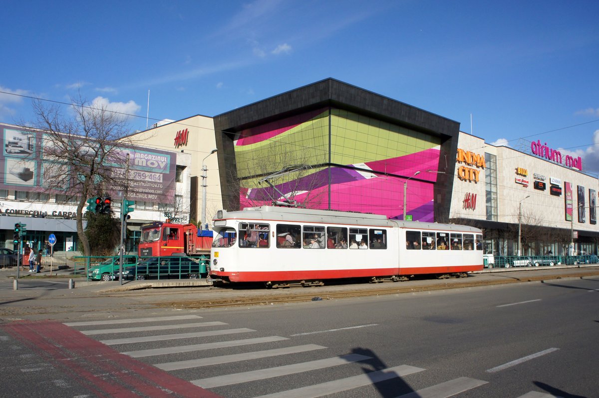 Rumänien / Straßenbahn (Tram) Arad: Duewag GT6 - Wagen 240 (ehemals Mainz, ehemals Heidelberg) der Compania de Transport Public SA Arad (CTP Arad SA), aufgenommen im März 2017 im Stadtgebiet von Arad.