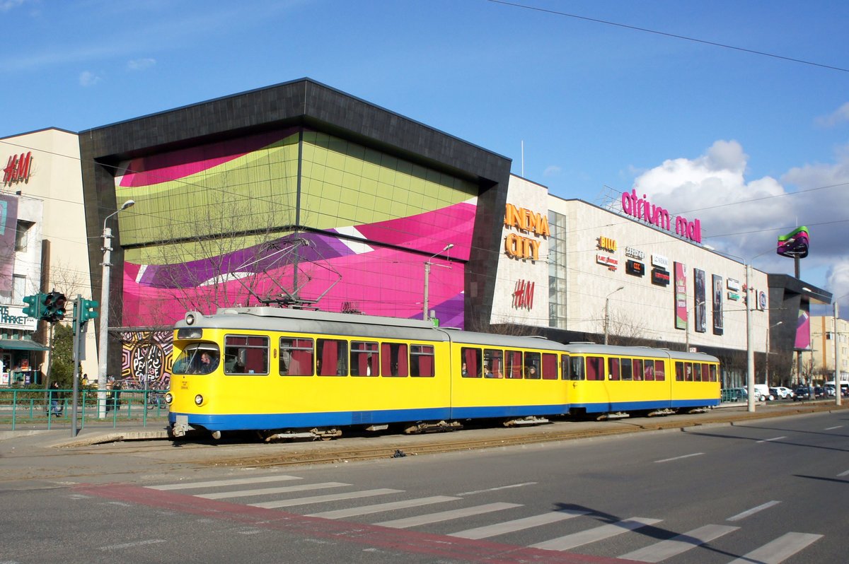 Rumänien / Straßenbahn (Tram) Arad: Duewag ET6 - Wagen 1014 (ehemals Rhein-Haardtbahn GmbH, Bad Dürkheim) sowie Duewag EB6 - Wagen 1054 (ehemals Rhein-Haardtbahn GmbH, Bad Dürkheim) der Compania de Transport Public SA Arad (CTP Arad SA), aufgenommen im März 2017 im Stadtgebiet von Arad.