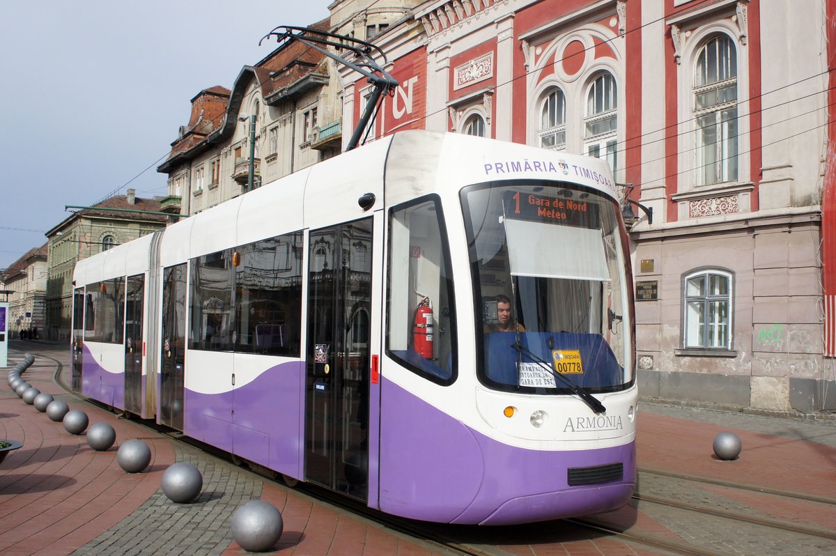 Rumänien / Straßenbahn (Tram) Timişoara: GT4 Armonia - Wagen 3504 (ehemals Wegmann GT4d aus Bremen) der Regia Autonomă de Transport Timişoara (R.A.T.T.), aufgenommen im März 2017 im Stadtgebiet von Timişoara.