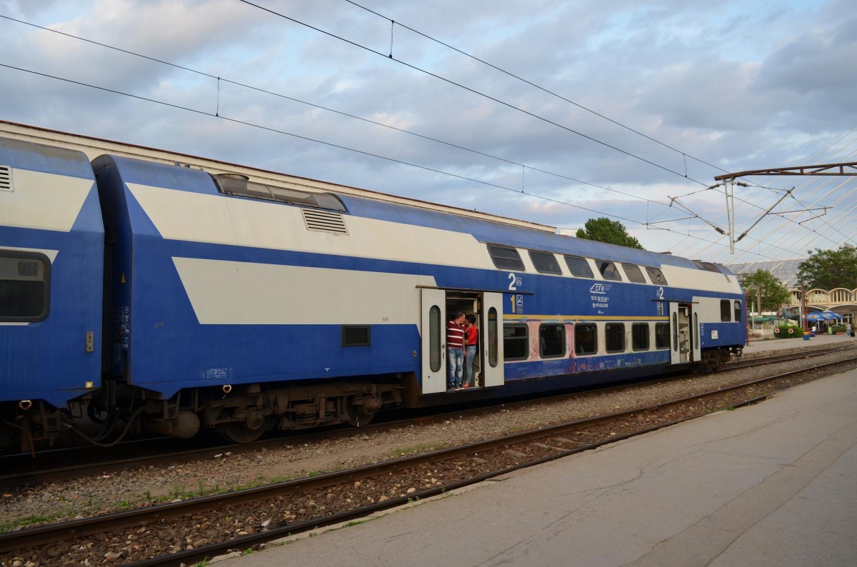 Rumänien CFR 50 53 36-16 040-1 ABeee Doppelstockwagen Bauart Görlitz 1/2. Klasse in Bukarest/Bucuresti Gara Basarab 08.05.2015 