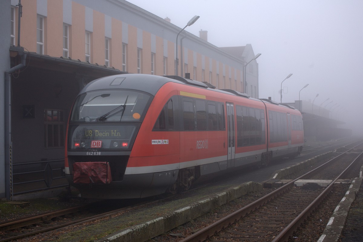 Rumburk (Ustecky Kraj), wie alle anderen Städte des  Oberlausitzer Berglandes , im dichten Nebel an diesem  19.01.2014 um 14:06 Uhr, ist ein echter Leckerbissen für den Bahnfotografen. Hier  wartet 642 138 als U8 auf die Ausfahrt nach Decin.