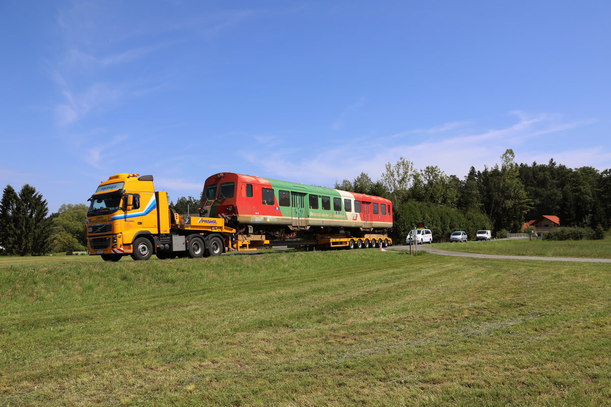 Rund 32 Tonnen wiegt der Steuerwagen der STLB. 
Sein Neuer Besitzer erwartet ihn bereits in Stainz 
20.07.2017