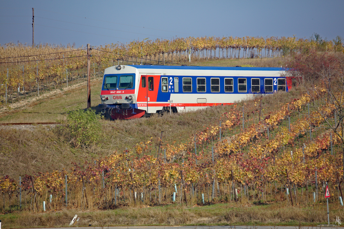 Rund um Auersthal gibt es viele reizvolle Fotopunkte auf dieser Strecke - hier ein Beispiel. Am 27.10.2019 ist der Triebwagen gerade nach Obersdorf unterwegs, wo ein Anschluss zur S-Bahn-Linie S2 besteht. 