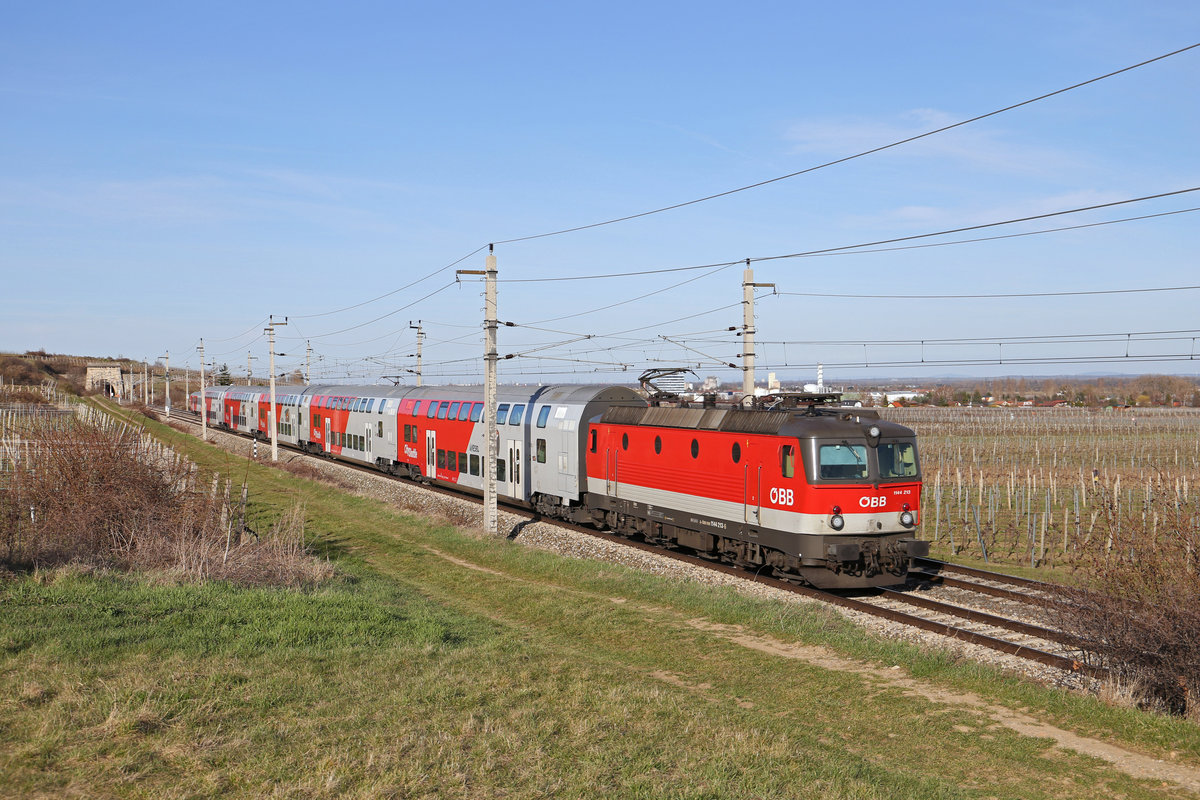 Rund um den  Busserltunnel  bei Pfaffstätten,wurden die meisten Streucher entlang des Bahndamms gerodet,wo sich 1144.213 mit R-2351 befindet. 3.4.18