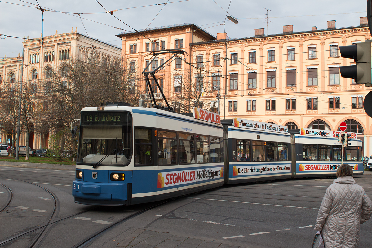 Rund um das Münchner Maxmonument verlaufen Straßenbahngleise. Eine  Tram  wurde beim Befahren eines solchen am 24.11.14 verewigt.