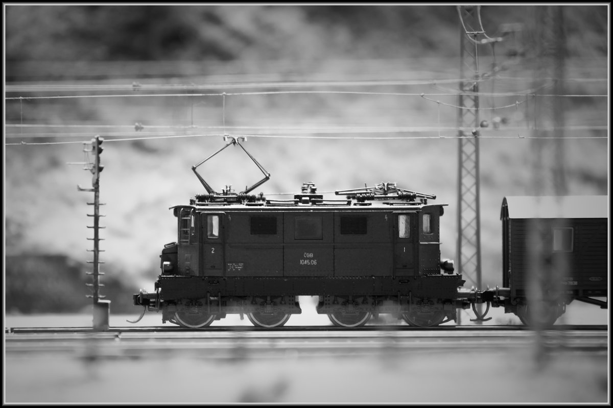 Rund um die schönste Zeit im Jahr gibt es wohl vielerorts zahlreiche Modellbahnen zu bestaunen . 
Eine ganz besondere Anlage ist der  GEMEC  , der Grazer Eisenbahner Modell-Eisenbahn Club. 
Am Samstag 21.12.2019 besuchte ich die Modellbahnanlage mit meiner Kamera. 
Durch den regen Besucheransturm waren leider nur ein par Schnappschüsse zu erwischen . 

Hier im Bild ein Modell der BBÖ Reihe 1045 . Der Fahrbetrieb mit angehobenem Stromabnehmer hinterlässt seine Spuren ;-) 

