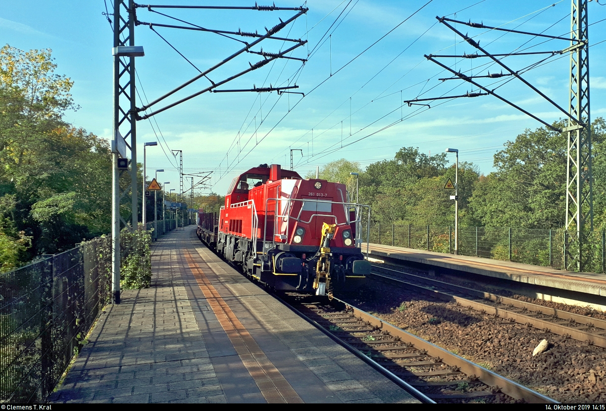 Rungenwagenzug mit 261 013-7 (Voith Gravita 10 BB) DB durchfährt den Hp Magdeburg Herrenkrug auf der Bahnstrecke Berlin–Magdeburg (KBS 201) Richtung Biederitz.
(Smartphone-Aufnahme)
[14.10.2019 | 14:15 Uhr]