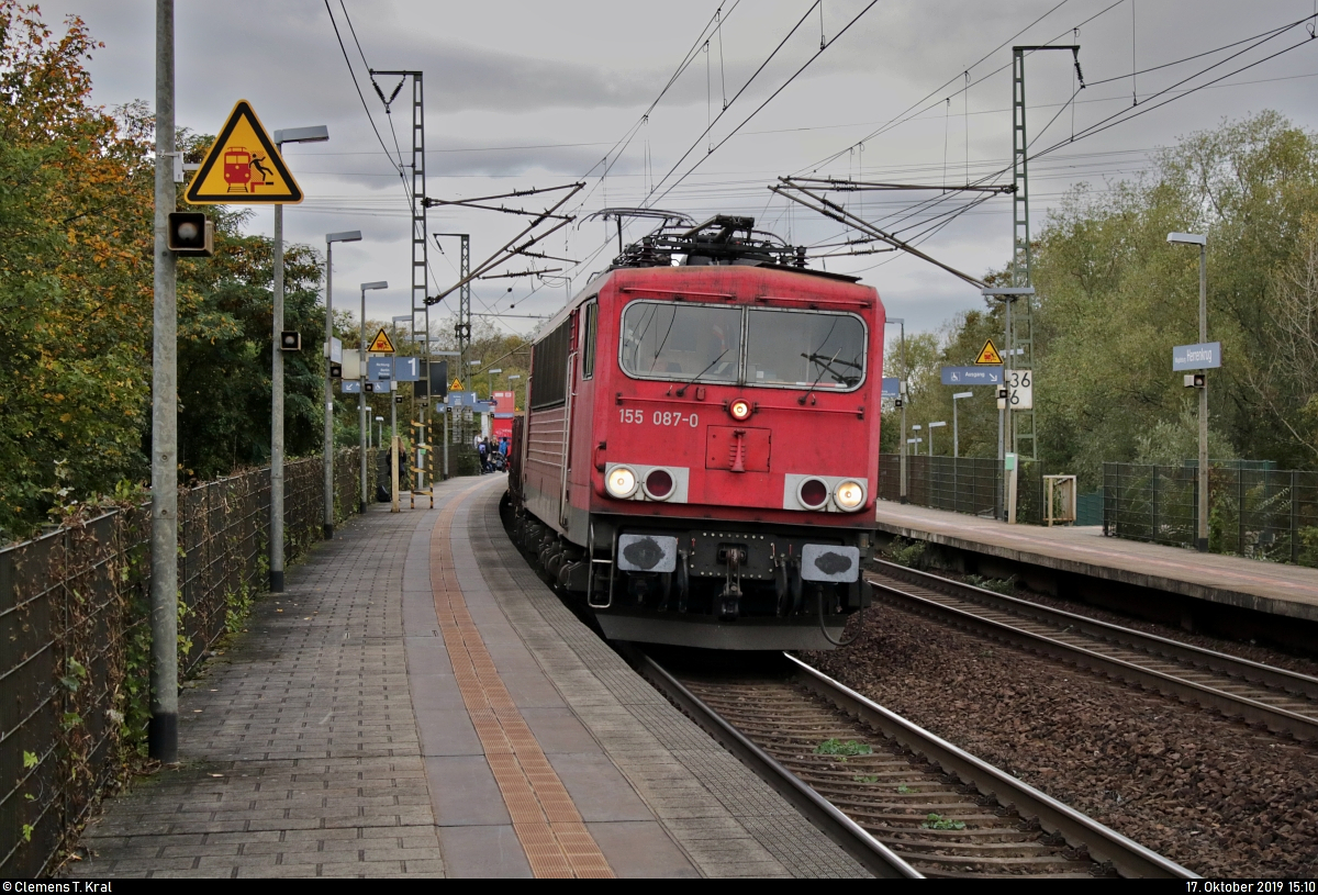 Rungenwagenzug mit der mittlerweile in Leipzig-Engelsdorf abgestellten 155 087-0 (DB Stillstandsmanagement) durchfährt den Hp Magdeburg Herrenkrug auf der Bahnstrecke Berlin–Magdeburg (KBS 201) Richtung Biederitz.
[17.10.2019 | 15:10 Uhr]