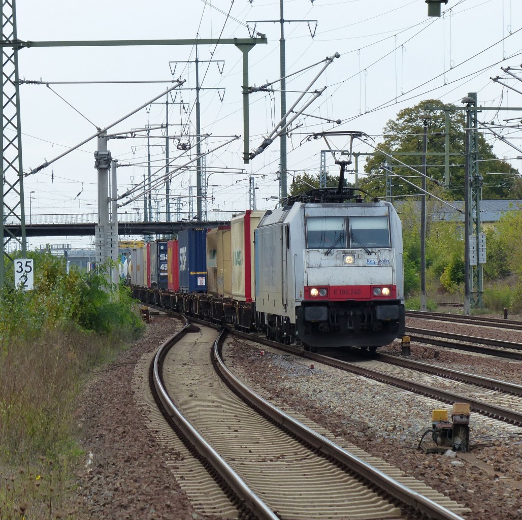 Rurtalbahn 186 240 fährt am 24.09.2014 mit einen gemischten Güterzug am Haken durch Berlin-Schönefeld.