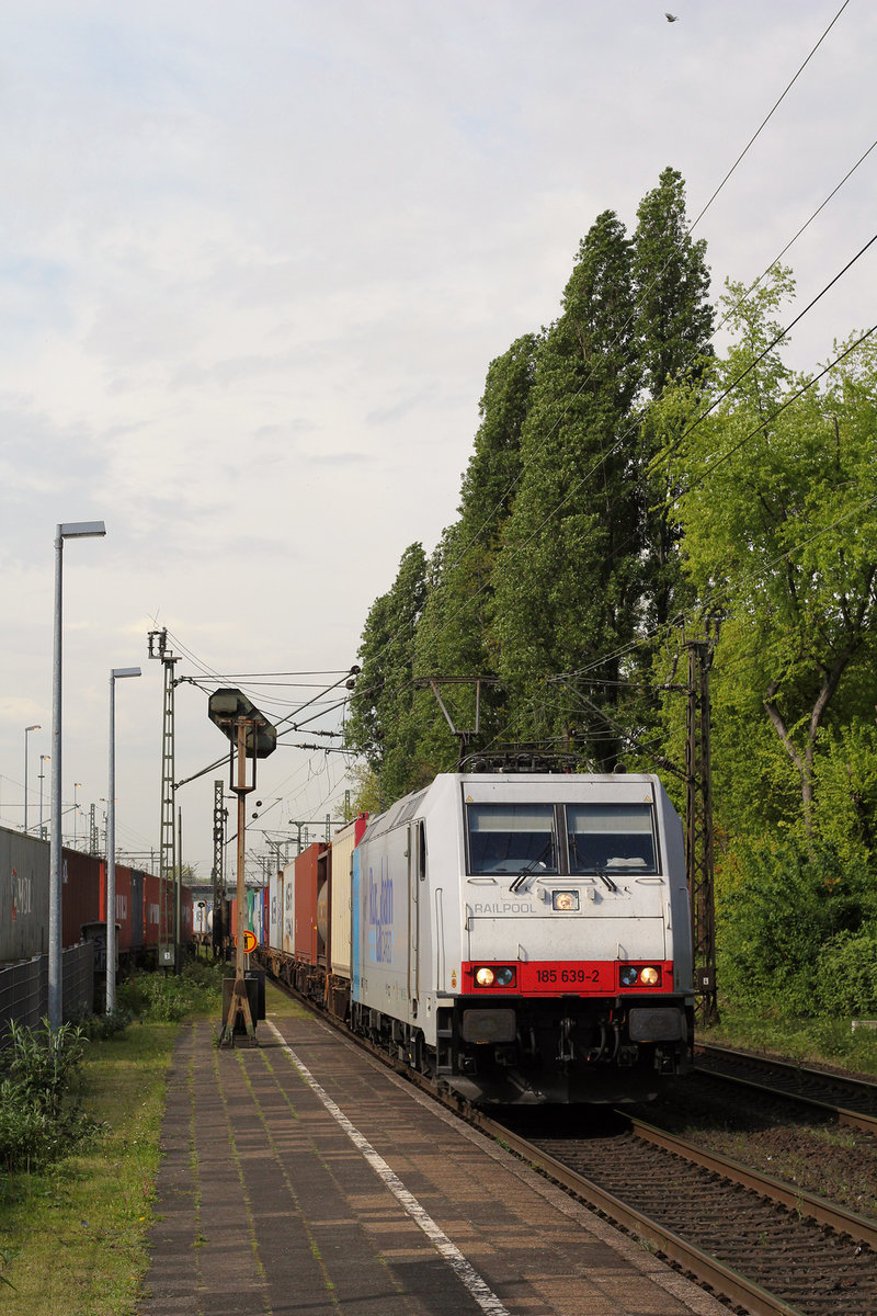 Rurtalbahn Cargo 185 639 durchfährt den Haltepunkt Rheinhausen Ost am 11. Mai 2017.