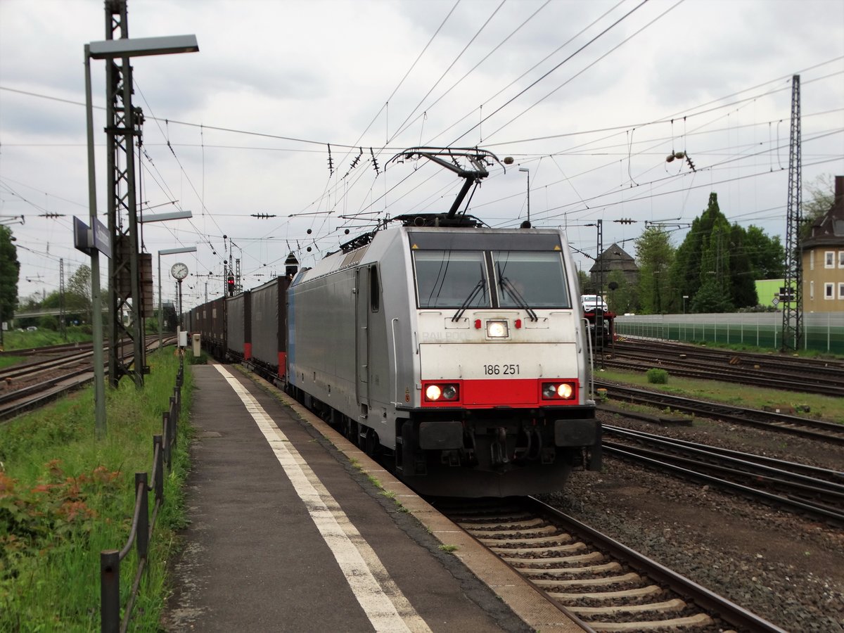 Rurtalbahn Cargo 186 251 mit KLV in Mainz Bischofsheim am 06.05.17 