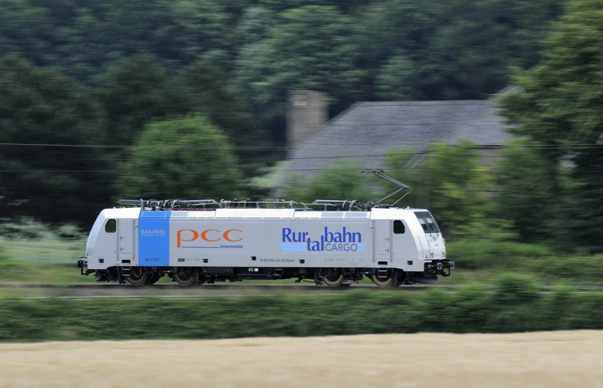 RurTalBahn Cargo 186 424-8D-Rpool fährt Solo durch das Wurmtal auf der KBS 485, in Richtung Aachen mitgezogen bei Rimburg am 27.6.2015