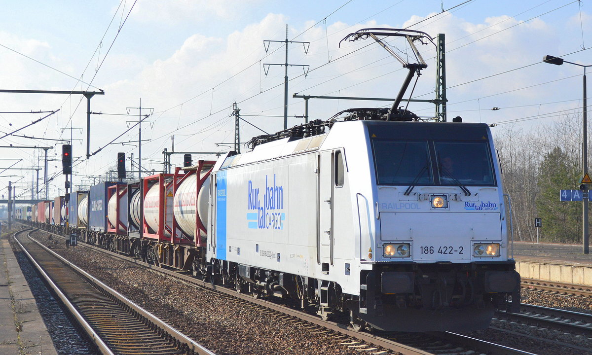 Rurtalbahn Cargo mit der Railpool Lok 186 422-2 und Containerzug am 13.02.18 Bf. Flughafen Berlin-Schönefeld.
