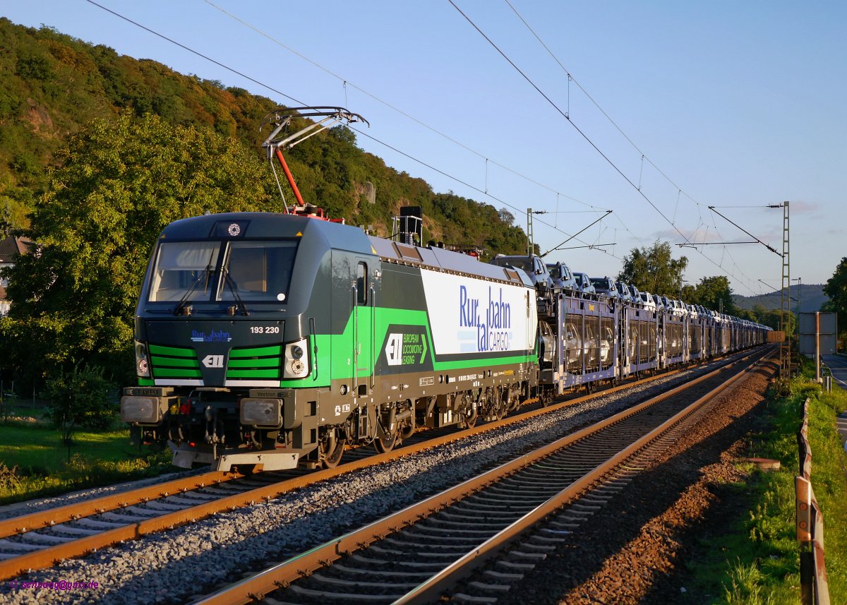 Rurtalbahn-Cargo RTB  Lok 193 230 (Eigentum der Leasingfirma ELL: 91 80 6193 230-0 D-ELOC) vom Typ Siemens Vectron-AC unterwegs mit Autotransportzug (Dacias).

2015-09-28 Bad-Hönningen-Ariendorf 