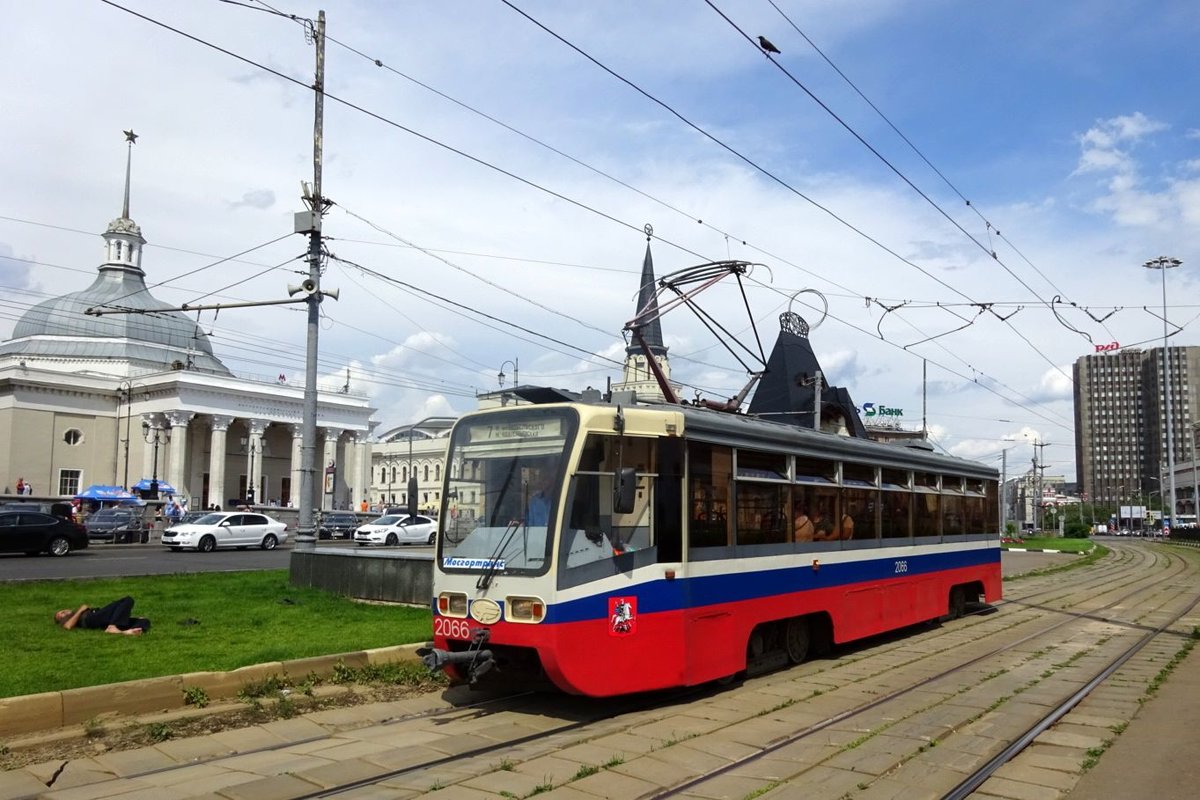 Russland: Straßenbahn / Tram Moskau: Ust-Katawer Waggonbaufabrik (UKWS) 71-619 (КТМ-19) der Straßenbahn Moskau, aufgenommen im Juli 2015 im Stadtgebiet von Moskau.