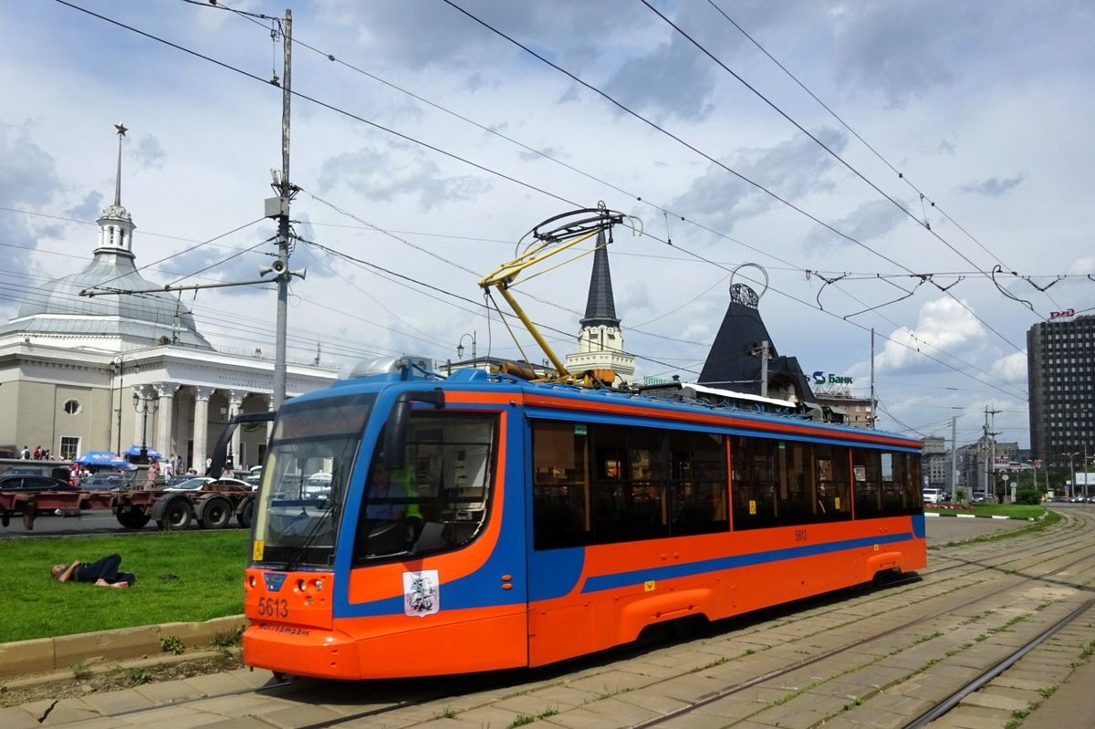 Russland: Straßenbahn / Tram Moskau: Ust-Katawer Waggonbaufabrik (UKWS) 71-623-02 (КТМ-23) der Straßenbahn Moskau, aufgenommen im Juli 2015 im Stadtgebiet von Moskau.