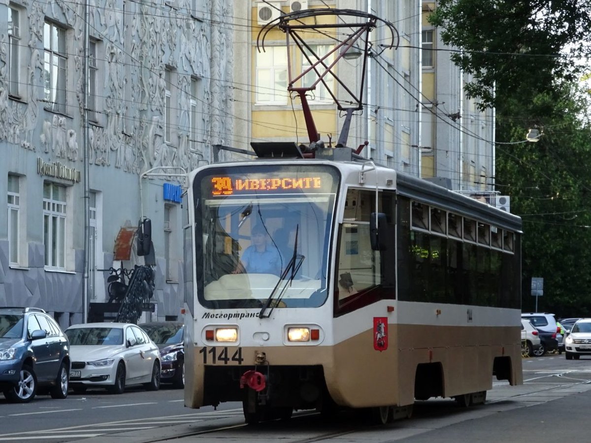 Russland: Straßenbahn / Tram Moskau: Ust-Katawer Waggonbaufabrik (UKWS) 71-619 (КТМ-19) der Straßenbahn Moskau, aufgenommen im Juli 2015 im Stadtgebiet von Moskau.