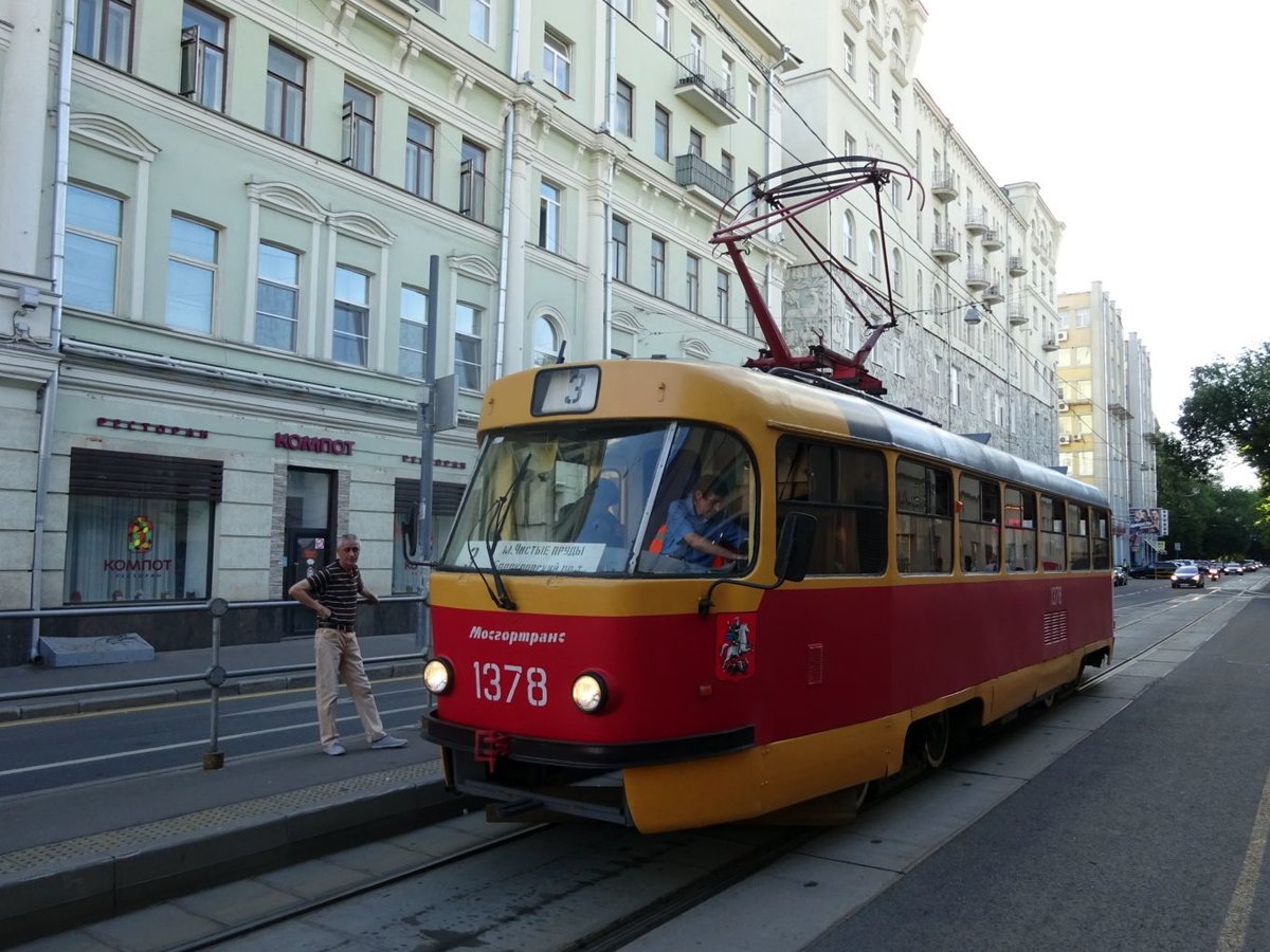 Russland: Straßenbahn / Tram Moskau: Tatra T3SU (Tatra T3 MTTCh) der Straßenbahn Moskau, aufgenommen im Juli 2015 im Stadtgebiet von Moskau.
