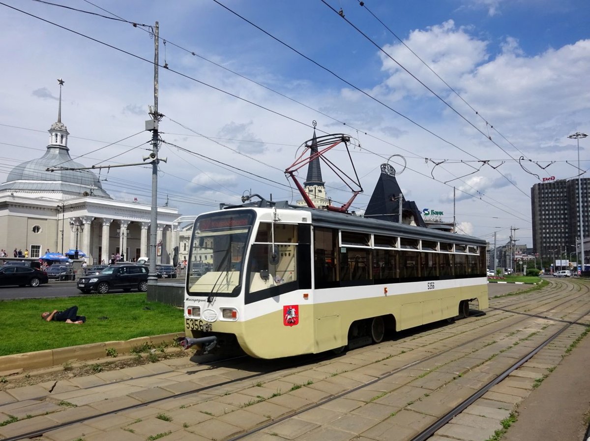 Russland: Straßenbahn / Tram Moskau: Ust-Katawer Waggonbaufabrik (UKWS) 71-619 (КТМ-19) der Straßenbahn Moskau, aufgenommen im Juli 2015 im Stadtgebiet von Moskau.