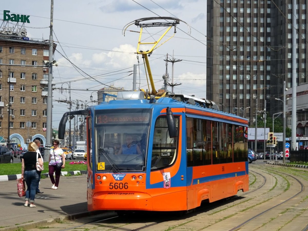 Russland: Straßenbahn / Tram Moskau: Ust-Katawer Waggonbaufabrik (UKWS) 71-623-02 (КТМ-23) der Straßenbahn Moskau, aufgenommen im Juli 2015 im Stadtgebiet von Moskau.