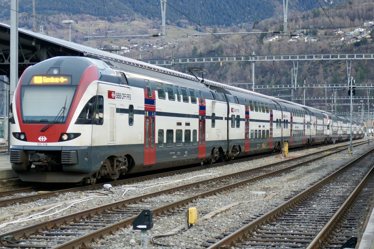 RVD RABe 511 116 in DoTra mit 019 wartet am 25.12.18 in Brig auf seine Abfahrt.