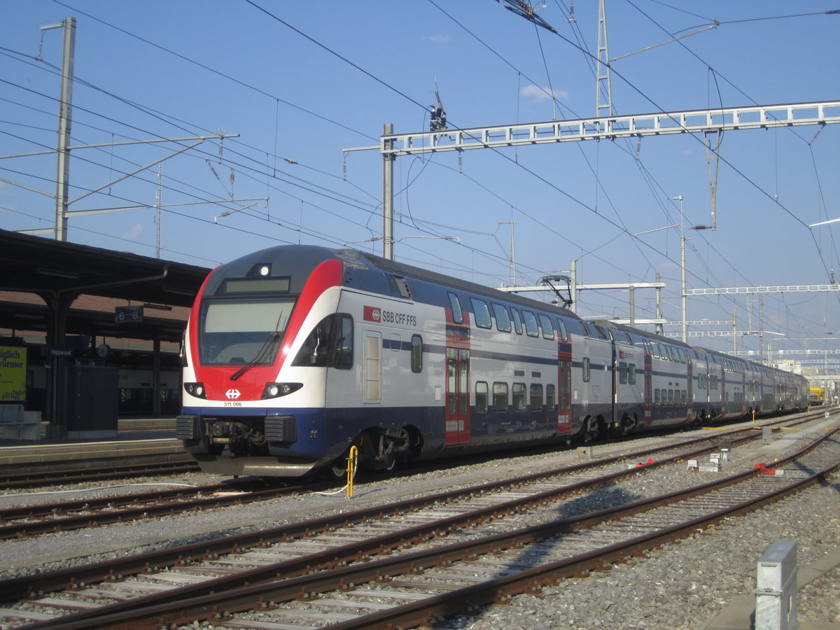RVD's auf der Zürcher S-Bahn (2): Der RABe 511 066, als Vetreter der blauen RVD's, steht am 2.4.2020 in Rapperswil.