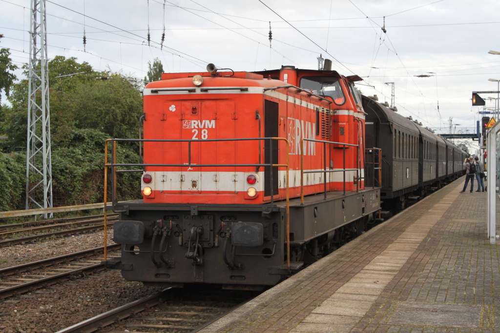 RVM 28(423 013)mit Dlr 24979 von Rostock Hbf nach Warnemünde bei der Durchfahrt in Rostock-Bramow.09.09.2017