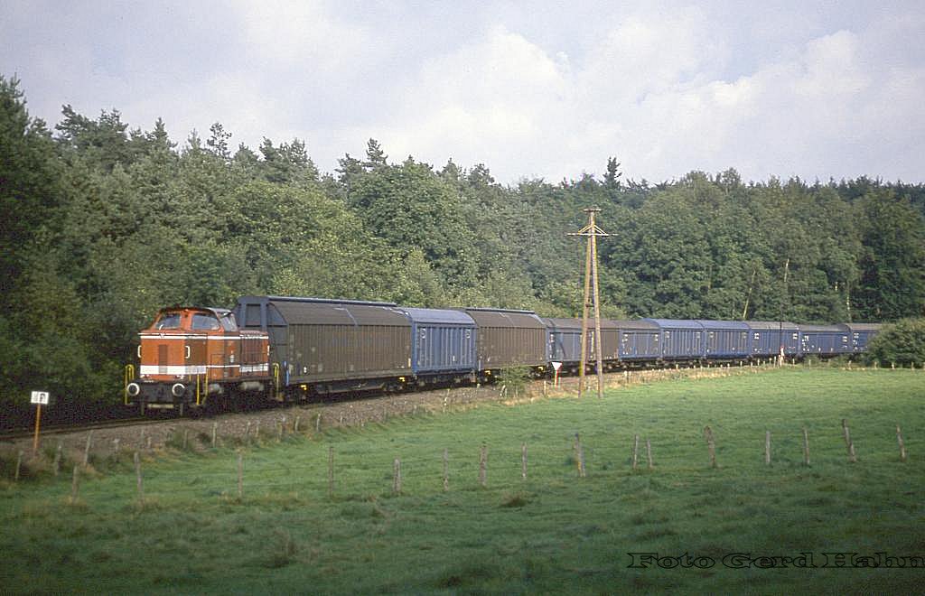 RVM Lok 27, eine Stangen MaK Lok, ist am 14.9.1988 mit einem Ford Zug in Lotte - Wersen nach Rheine unterwegs. 