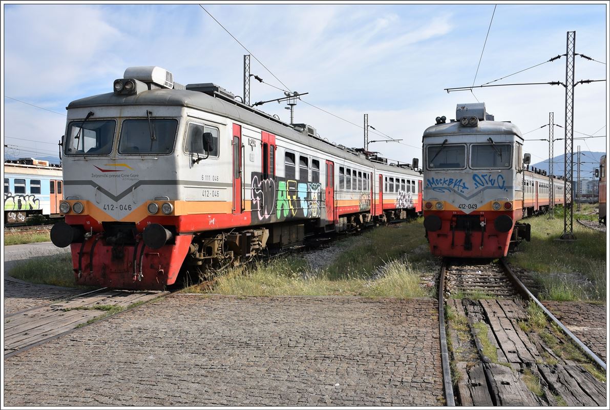 RVR 412-046 und 412-049 in Podgorica. Aufgenommen ab öffentlichem Fussweg. (03.08.2016)