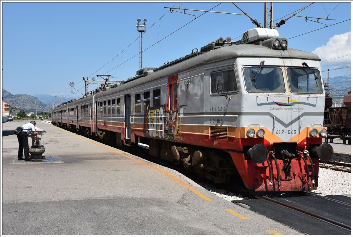 RVR 412-046/045 in Podgorica, wo wegen der grossen Hitze der Wasserspender rege benützt wird. (02.08.2016)