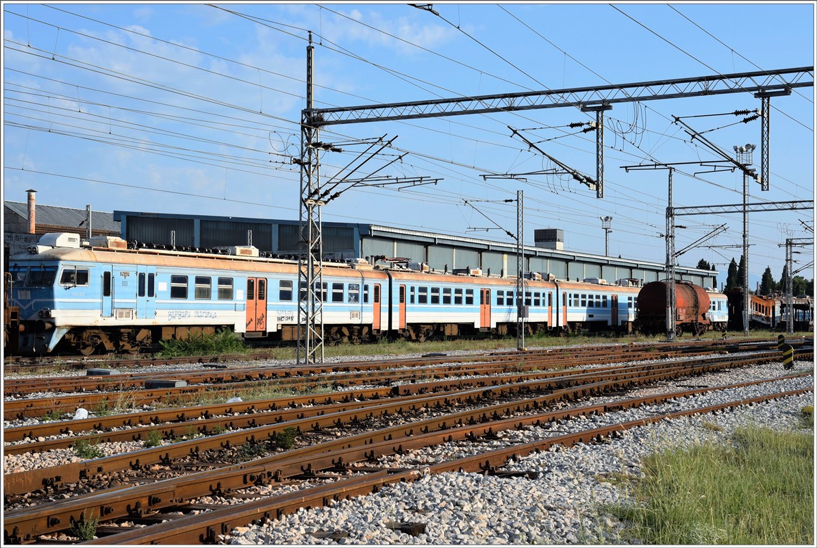 RVR (Rīgas Vagonbūves Rūpnīca)412-051/052 noch in alter Farbgebung ist in Podgorica abgestellt. (01.08.2016)