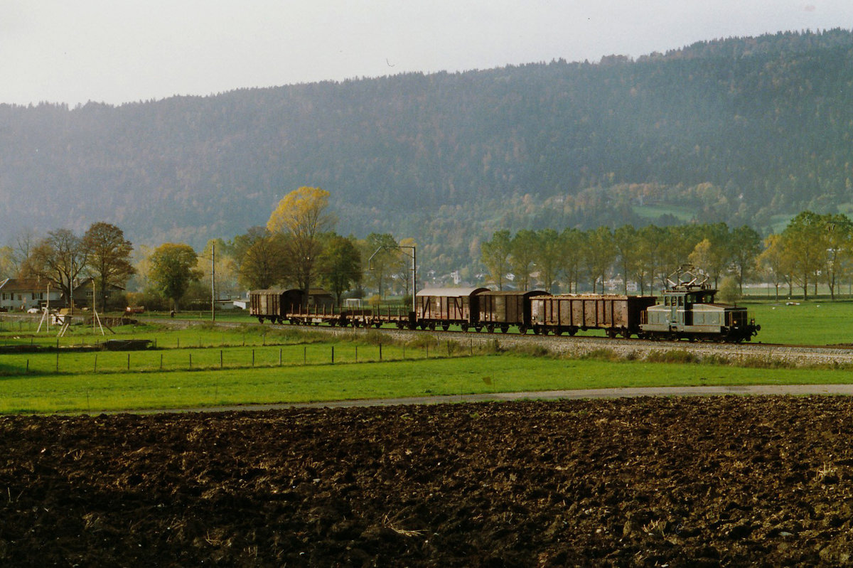 RVT: Der nachmittägliche Güterzug der 80er-Jahre im Val-de-Travers mit der Be 4/4 1 auf der Fahrt von Fleurier nach Travers. Die Aufnahme dieses stattlichen Güterzuges ist im April 1980 bei Môtiers entstanden.
Foto: Walter Ruetsch