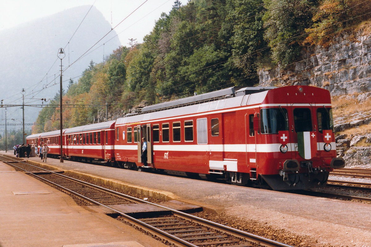 RVT: Hundert Jahrfeier der Regional du Val de Travers.
Der Jubiläumszug mit dem RABDe 4/4 105 in Chambrelien am 27. August 1983.
Foto: Walter Ruetsch 