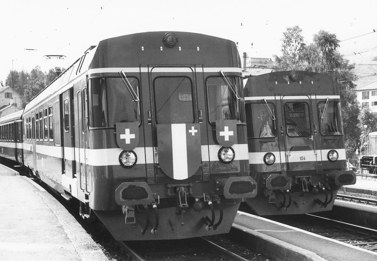 RVT: Hundert Jahrfeier der Regional du Val de Travers.
Am 27. August 1983 kam es in Travers zu einer kurzen Begegnung der damals neuen RABDe 4/4 104 und RABDe 4/4 105 mit dem Jubiläumszug, der zwischen Buttes und Neuenburg verkehrte.
Foto: Walter Ruetsch