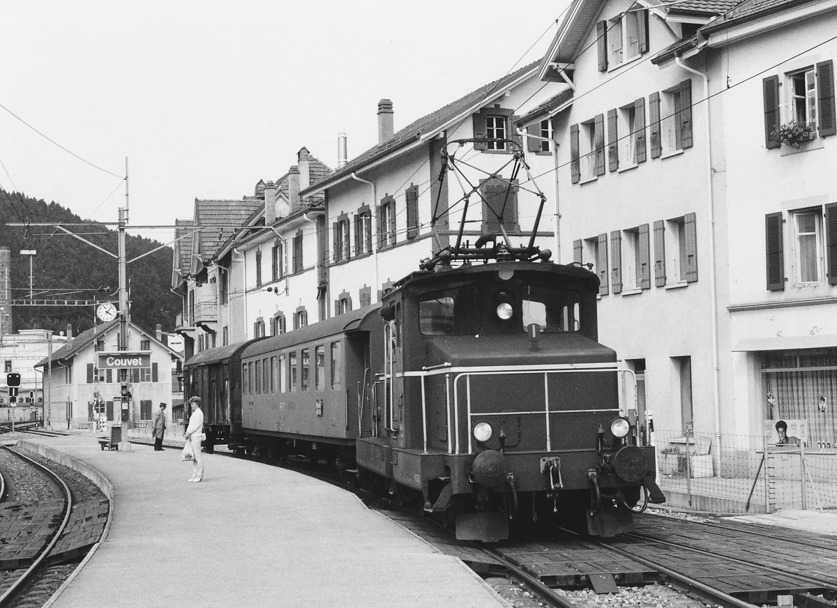 RVT: Wegen dem Kommentar von Stefan Wohlfahrt vom 8.3.2017 zu meiner Aufnahme ID 1000210, der mich sehr freute, habe ich mich entschlossen nochmals drei Bilder von der Be 4/4 1 einzustellen. Leider war sie während den 80er-Jahren nur von Montag bis Freitag mit Personen- Post- und Güterzügen fotografierbar. Da man zu dieser Zeit die gleitende Arbeitszeit noch nicht kannte, kam es leider mit nur 3 Wochen Ferien nicht oft zu Ausflügen in das Val de Travers, weil es zu dieser Zeit auch auf anderen Bahnen interessante Zugseinsätze gab, die nur an Werktagen fotografiert werden konnten.

RVT Be 4/4 
Betriebsnummer          1
Inbetriebsetzung        1951
Länge über Puffer       11,15 m
Dienstgewicht           45 t
Stundenleistung         970 PS
Höchstgeschwindigkeit   75 km/h
Erbauer                 ACMV SAAS
Einsatz                 Personen- Post- und Güterzüge

Im Jahre 1980 wartete die Be 4/4 1 mit einem gemischten Zug in Couvet eine Zugskreuzung ab.
Foto: Walter Ruetsch 