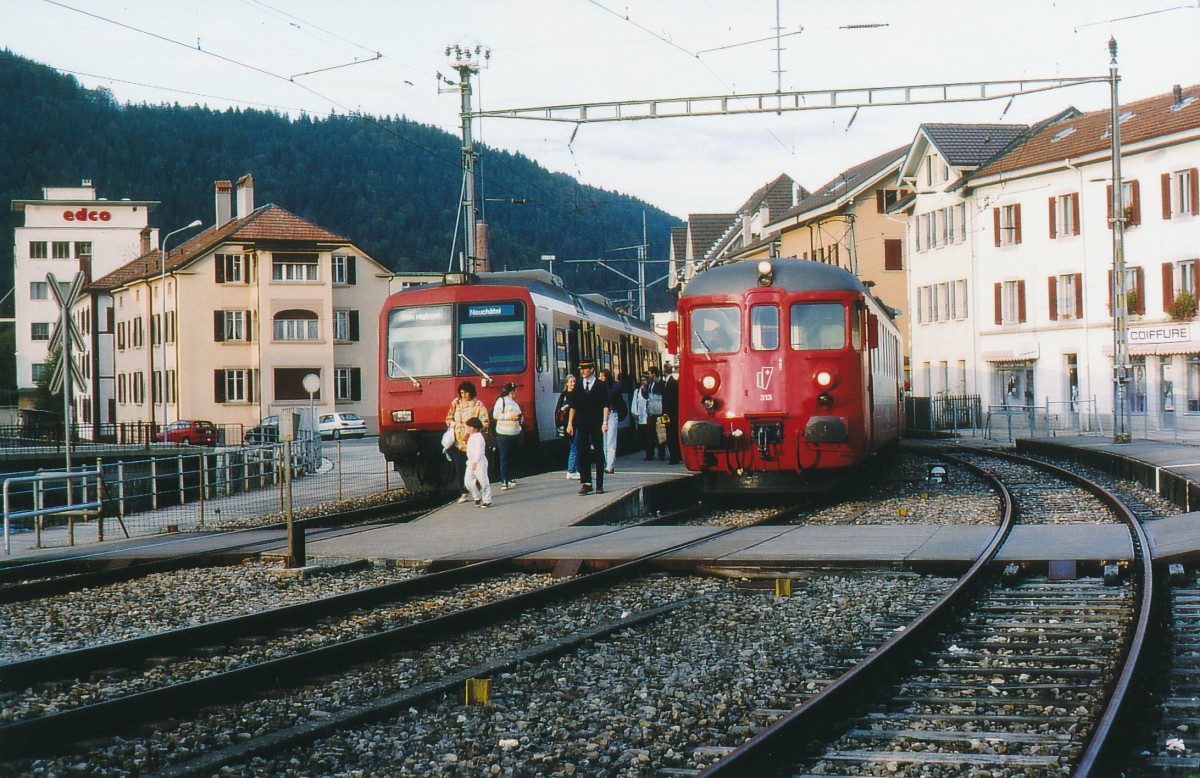 RVT/TRN: Zugskreuzung in Couvet im September 1995 zwischen einem SBB NPZ RBDe 560  KOLIBRI  auf der Fahrt nach Neuchâtel und einem RVT Regionalzug mit dem RABe 4/8 537 313 (ehemals BLS-Gruppe) auf der Fahrt nach Fleurier. Besonders zu beachten ist der Bahnhofvorstand in Uniform. 
Foto: Walter Ruetsch  