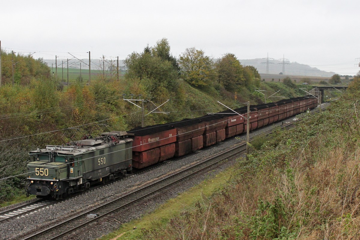 RWE 550 am 25.10.14 mit einem Kohlezug bei Neurath.