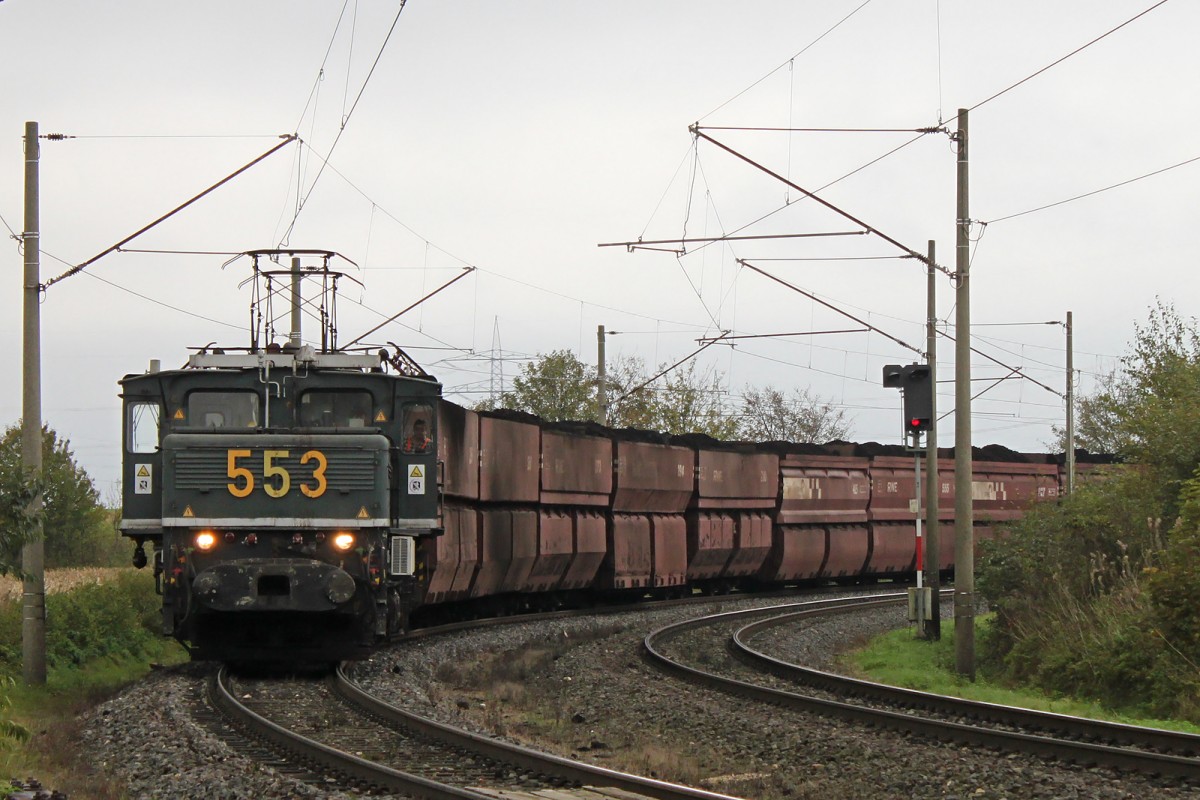 RWE 553 am 25.10.14 mit einem Kohlezug am Kraftwerk Neurath.