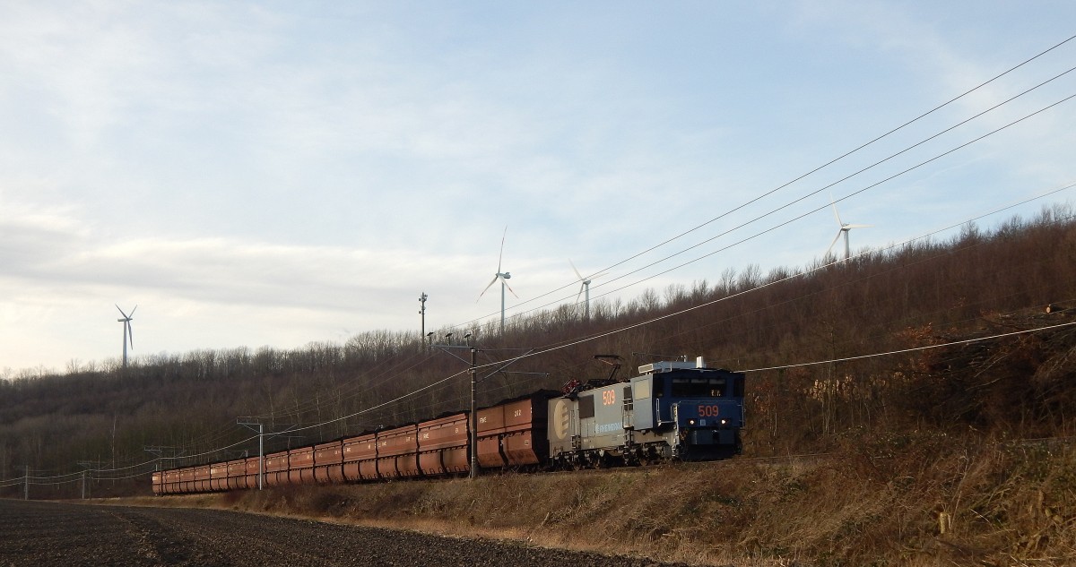 RWE Lok 509 zieht am 6.2 einen Kohlezug durch Allrath.

Allrath 06.02.2016