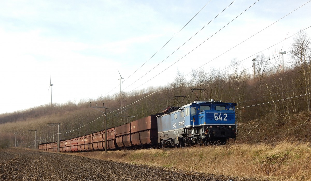 RWE Lok 542 kam im noch ziemlich neuen Farbkleid durch Allrath gefahren.

Allrath 06.02.2016