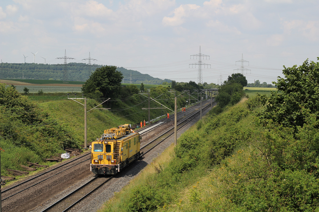 RWE Power 957 wurde bei Gleisbauarbeiten im Bereich zwischen dem Abzweig Vanikum und der Allrather Höhe fotografiert.
Aufnahmedatum: 26. Juni 2014