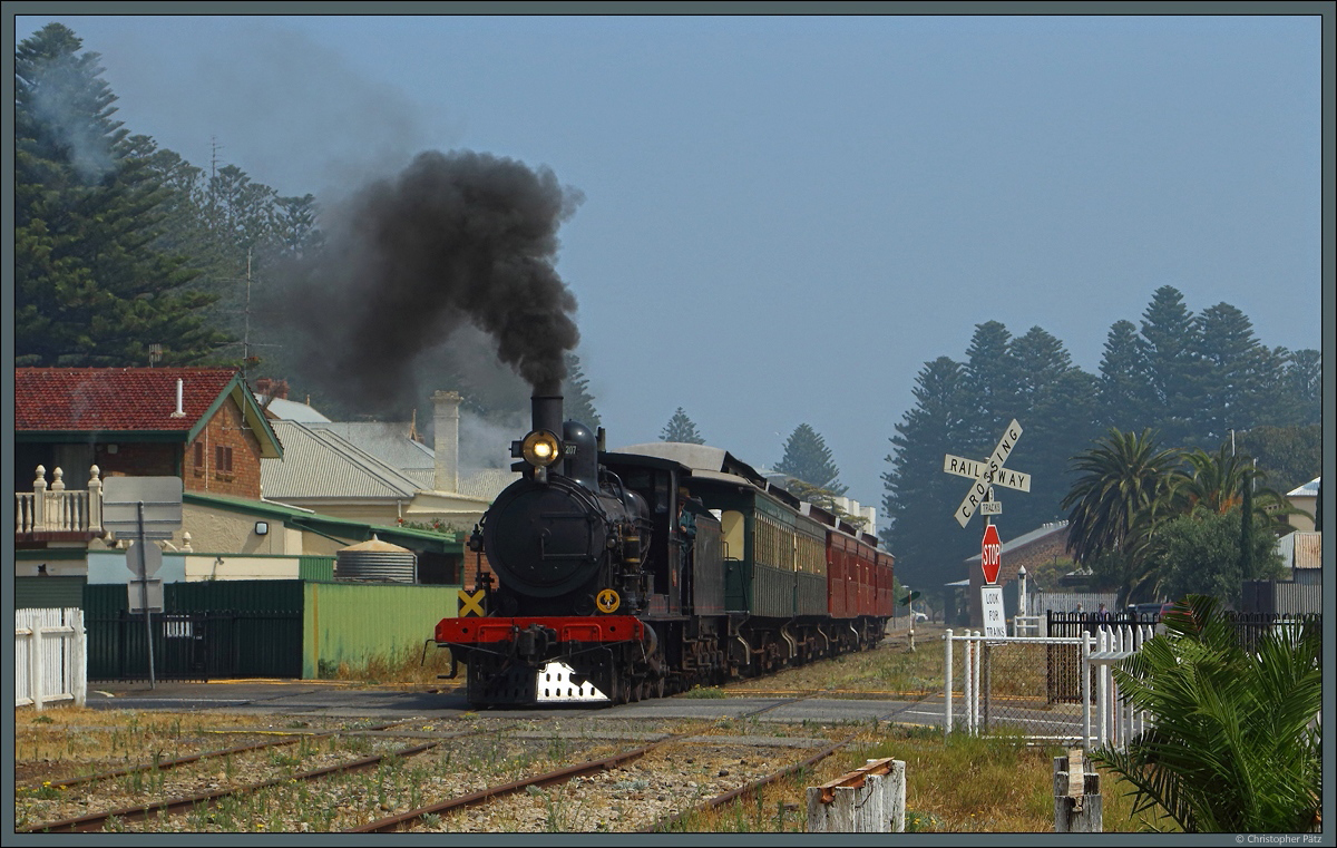 Rx 207 bricht mit dem Cockle Train vom Bahnhof Victor Harbor Richtung Goolwa auf. (07.01.2020)