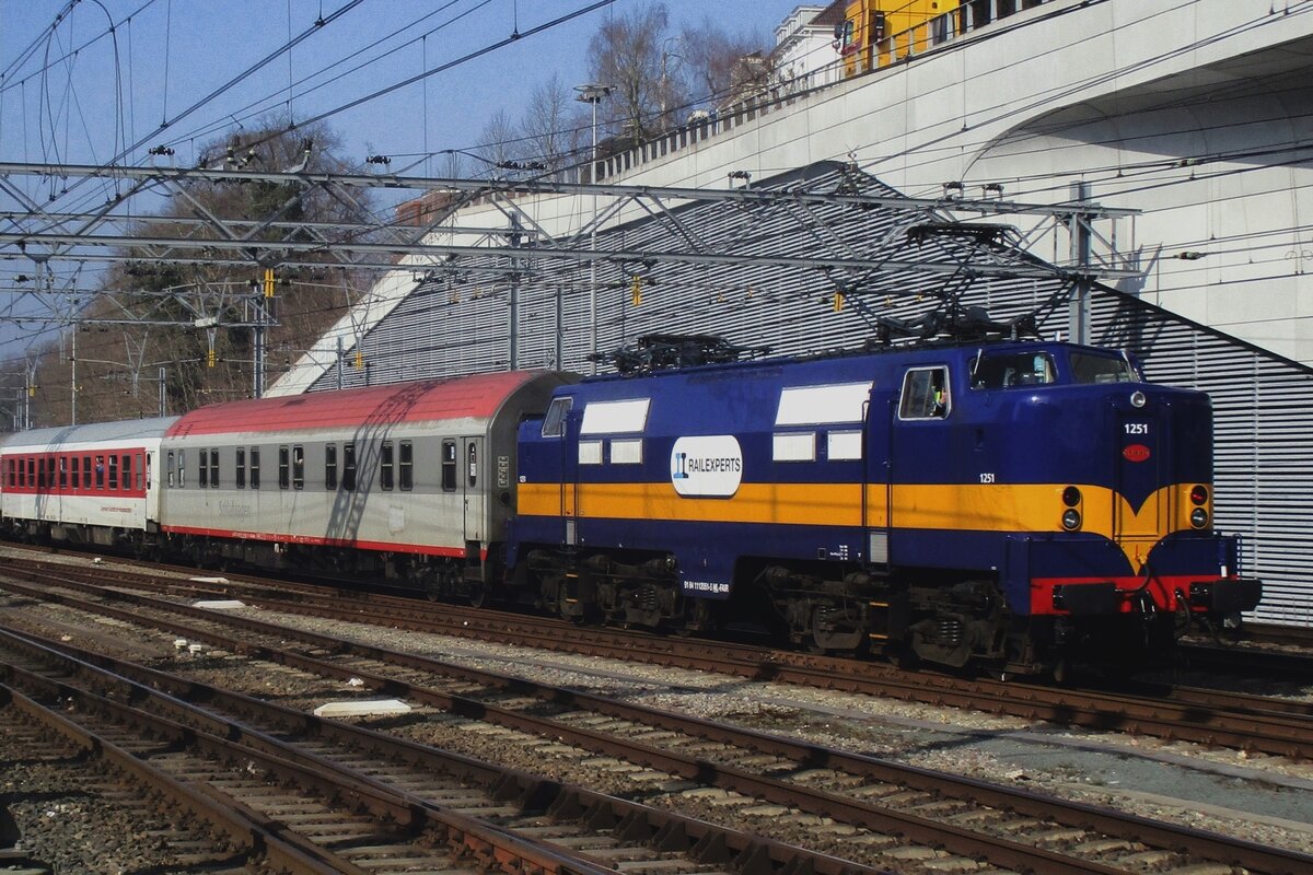 RXP, ex-ACTS 1251 schiebt ein Nachtzug aus Arnhem Centraal aus am 4 März 2018.