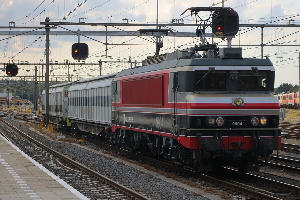 RXP (Rail Experts) 9904, ex NS und ex-Railogix 1618 schiebt am 1 Augustus 2026 zwei RADVE Kuppelwagen ins Rbf Amersfoort von Bahnhof aus. Der Lok tragt ein Farbenschema das basiert wurde auf das SNCF Multiservice Farbkleid. Die 9904 wurde 1982 als NS 1618 in Dienst genommen und kan ab 2000 zu die Reisesparte NS Reizigers nach Aufteilung des Lokparks zwischen NS Reizigers und NS Cargo, sp�ter RaiLioN. Die 58 Loks der Reihe 1600 blieben die 1600 Nummern tragen bei NS Cargo/RaiLioN; NS Reizigers dagegen nummerierte die Loks um in die 1800 (Reihe 1823-1858). Nach Dienstende der 1600er bei RaiLioN/DBSRN bzw die 1800er bei NS reizigers wurden die meiste Loks nicht verschrottet, aber kamen zu private Unternehmen wie RFO und HUSA. Die Nummermix blieb aber die Loks sind identisch -abgesehen von die Nummern und die Farben. Es gibt also keine richtige Differenz zwischen ein 1600 und ein 1800 in die Niederlande. Die 9900-Nummern wurden von LOCON Benelux zugeteilt nachdem die zehn 1600er/1800er gekauft hatten. Nach die Pleite der LOCON Benelux wurden die Loks an andere Unternehmen verkauft und teilweise zur�ckgenummert in die 1600 oder 1800 Reihe. RXP z.B. kaufte die 9901 -und danach drei andere 1600/1800 und nummerierte diese um in die 9900 Reihe.
