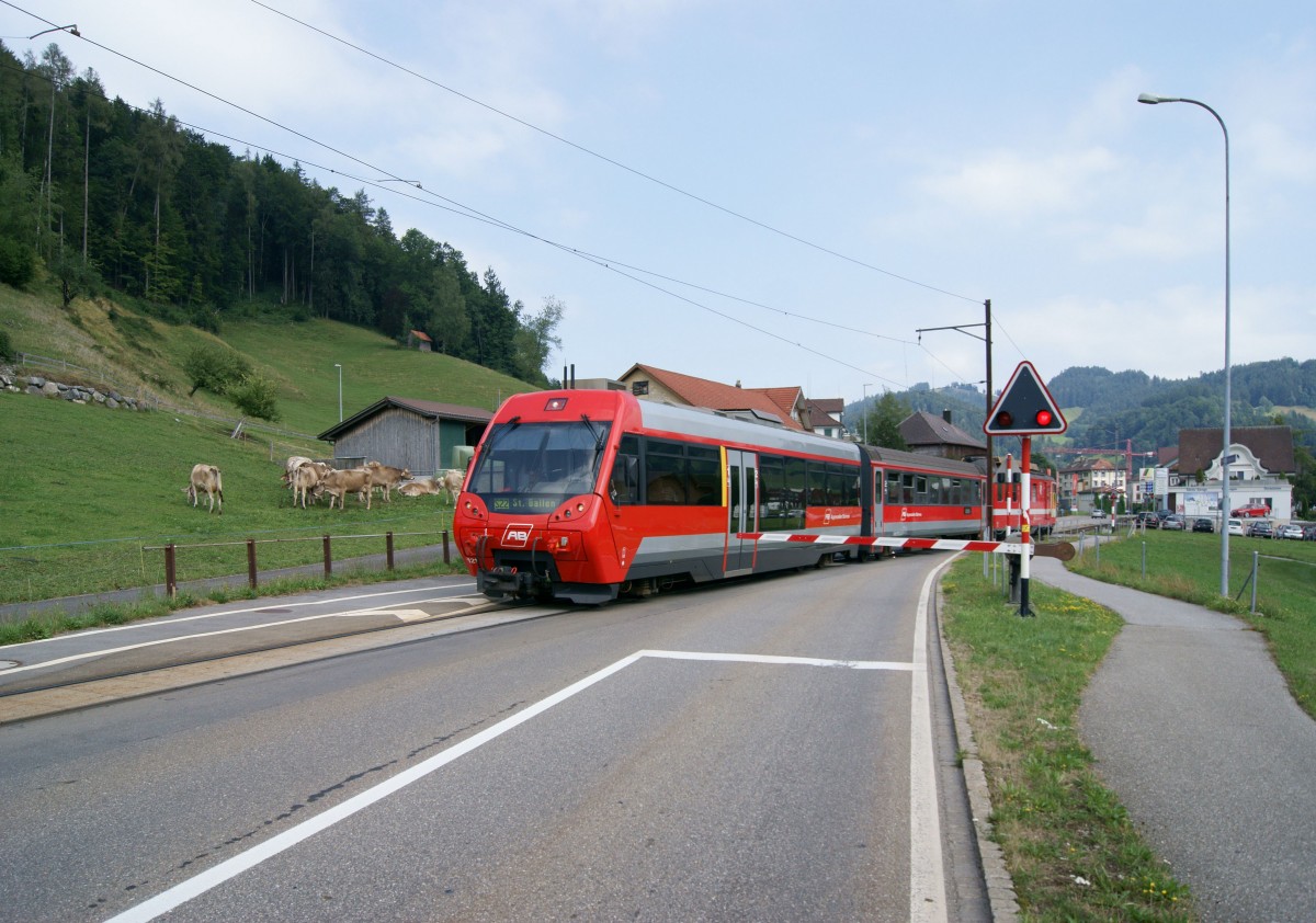 S 2150 mit ABt 121 an der Spitze verlässt am 10.08.2015 den Ort Bühler auf dem Weg nach St. Gallen.