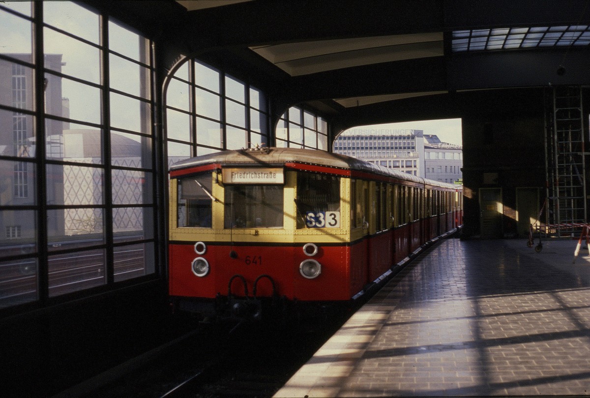 S 3, vorne Wagen 641, hält am 6.5.1989 um 8.30 Uhr im Bahnhof Berlin Zoologischer Garten.