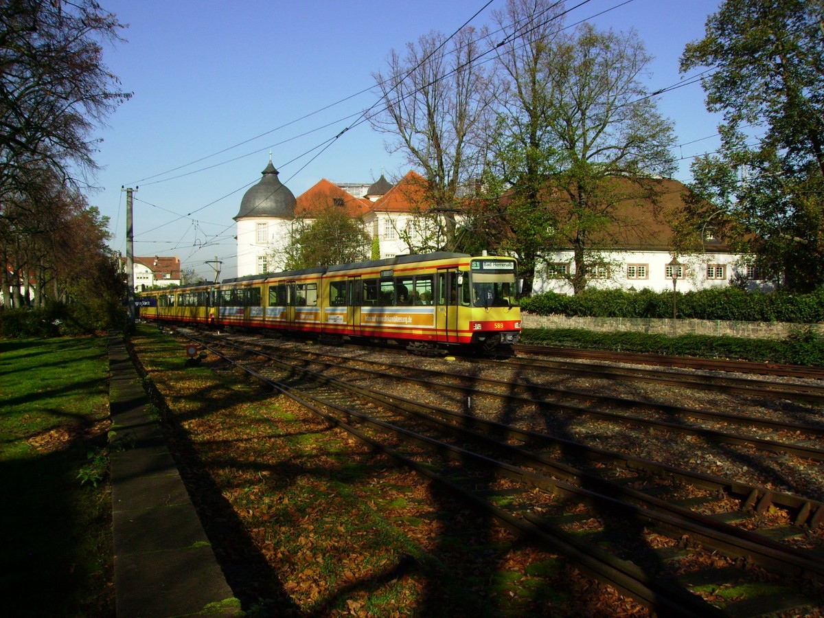 S 30059 am 31.10.2013 vor der Kulisse des Ettlinger Schlosses auf dem Weg nach Bad Herrenalb. Dabei handelt es sich um eine seltene Kombination aus zwei 8-Achsern. 